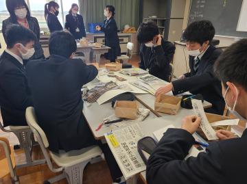 新聞作りを楽しむ生徒たち=水戸市の県立水戸高等特別支援学校