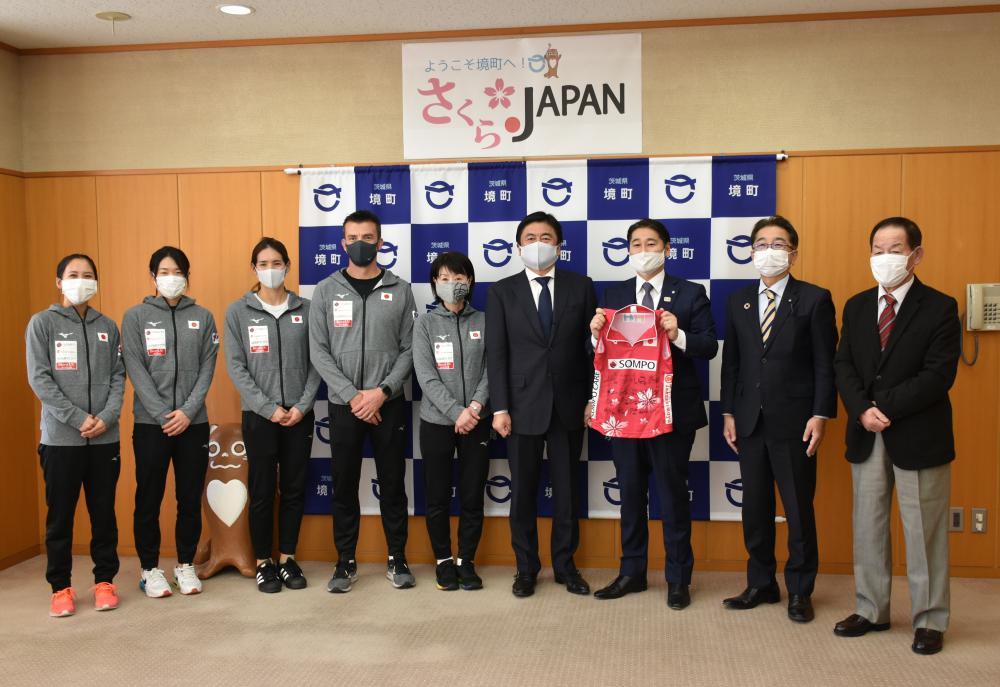橋本正裕町長(右から3人目)らを表敬訪問したホッケー女子日本代表「さくらジャパン」の候補選手ら=境町役場