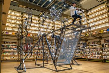 銀座蔦屋書店「春のアート展」で展示された東弘一郎さんの作品「廻転する不在」=2020年3月、東京都内(本人提供)