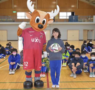 茨城新聞 J1鹿島が選手サイン入りボール贈る ホーム5市の全小中学校に