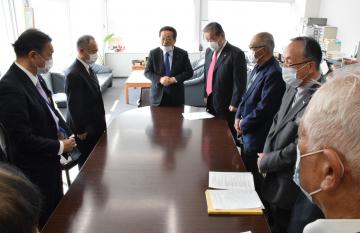 矢口和博県民生活環境部長(左から2人目)に陳情する桜川市の今泉地区の住民ら=県庁