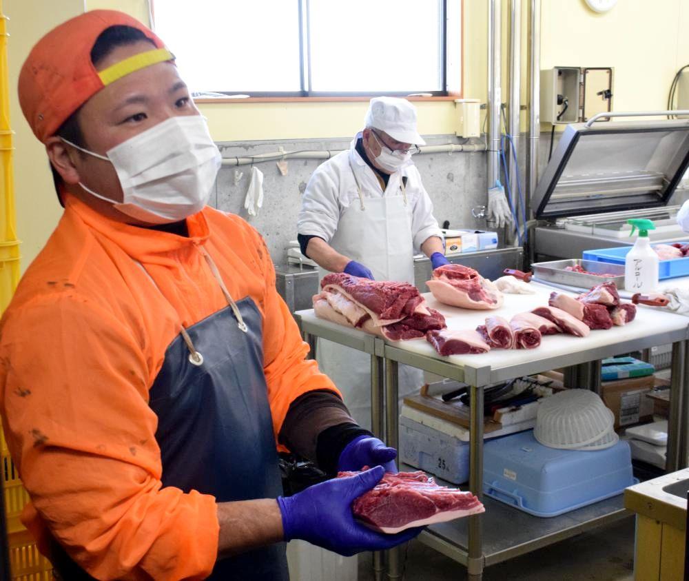 作業工程を説明する那珂川町(栃木県)イノシシ肉加工施設の職員=同町和見