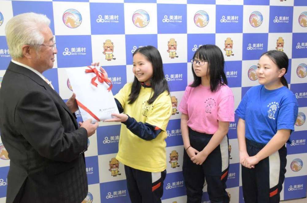「キッズ☆カンパニー」で得た売上金を美浦村に寄付した木原小学校の児童たち=同村受領