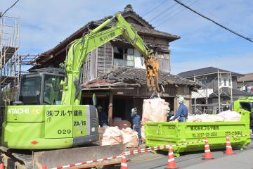常総市で初めての行政代執行によって始まった空き家の解体作業=同市三坂町