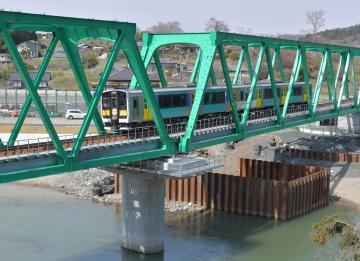 水郡線が全線運転再開し、久慈川に架かる鉄橋を渡る上り列車=27日午前11時27分、大子町久野瀬、鹿嶋栄寿撮影