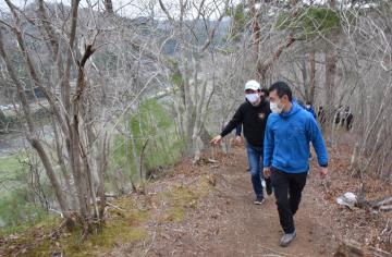 久慈川を見下ろす景色を楽しみながら県北ロングトレイルのコースを歩く和田幾久郎さんと大井川和彦知事(手前右から)=大子町内