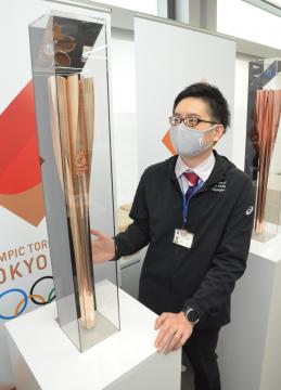 展示される東京五輪聖火リレーのトーチ(左)。右奥はパラ大会のトーチ=県庁