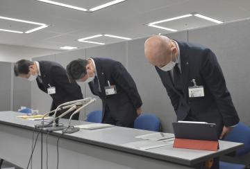昨春入試などの採点ミスが判明し謝罪する小泉元伸教育長(中央)ら県教委幹部=県庁