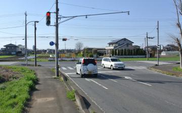 市道「玉戸・一本松線」の一方の起点となる丁字路。構想では丁字路を貫く形で西へ延伸し、国道50号に直結する計画だ=筑西市西方