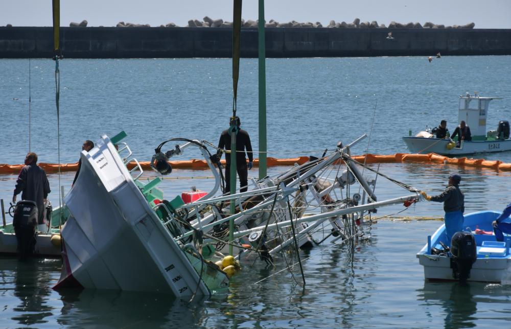 茨城新聞 シラス漁船同士が衝突 1隻転覆 2人救助 大津漁港沖