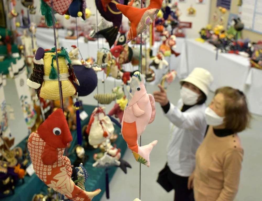 小さなこいのぼりや鎧兜などのつるし飾りが並ぶ「端午の節句展」=那珂市戸崎の市歴史民俗資料館