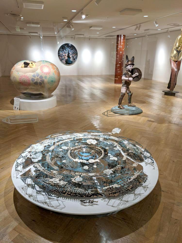 28日まで展示されている東京芸術大生の取手市長賞作品。手前が2020年度受賞者の熊坂美友さんの工芸「Little Pond」=取手市中央町の取手駅ビル