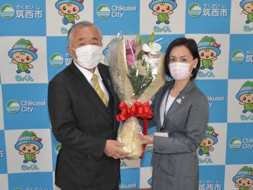 初登庁し筑西市職員から花束を贈られる須藤茂市長=同市役所
