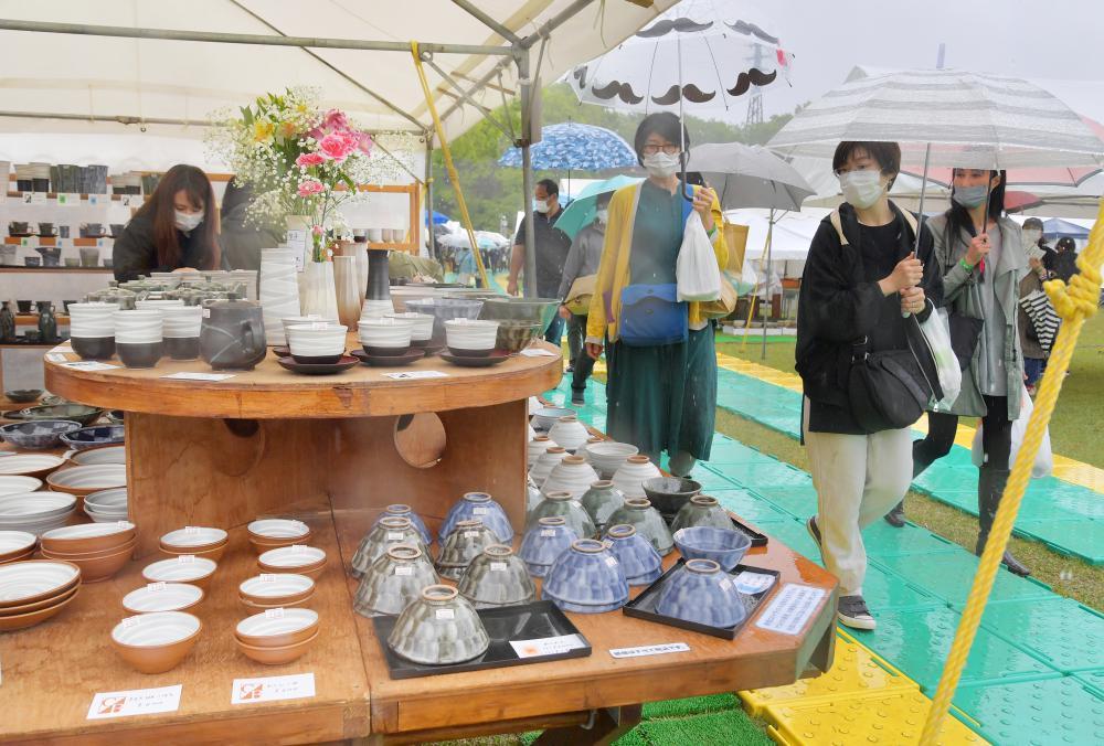 ゴールデンウイーク初日、2年ぶりに開幕した陶炎祭=笠間市笠間の笠間芸術の森公園