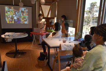 「おやこ歯育て教室」で、中井巳智代院長(奥)の説明を聞く参加者たち=境町上小橋