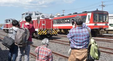 貨物駅でお目当ての車両にカメラを向ける鉄道ファンたち=神栖市東深芝の神栖駅