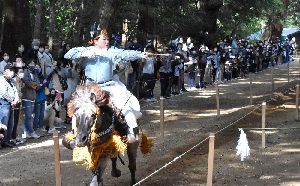 茨城新聞 鹿島神宮 伝統の流鏑馬 見物客を魅了 天下太平や五穀豊穣願う