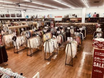 アパレル売り場のリニューアルで設けた「ワンダーレックス守谷店」の低価格商品コーナー=守谷市松ケ丘