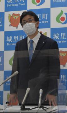 ワクチン接種の経緯を記者会見で説明する城里町の上遠野修町長=同町役場