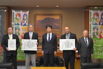 大井川和彦知事(中央)から県銘柄産地指定証の交付を受けた岸田一夫鉾田市長(左)ら=県庁