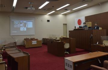 秘密会の運営などの課題を検証した完全オンライン模擬議会=取手市議会議場