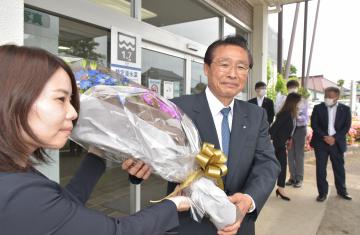 職員から花束を受け取る雑賀正光町長(右)=河内町役場