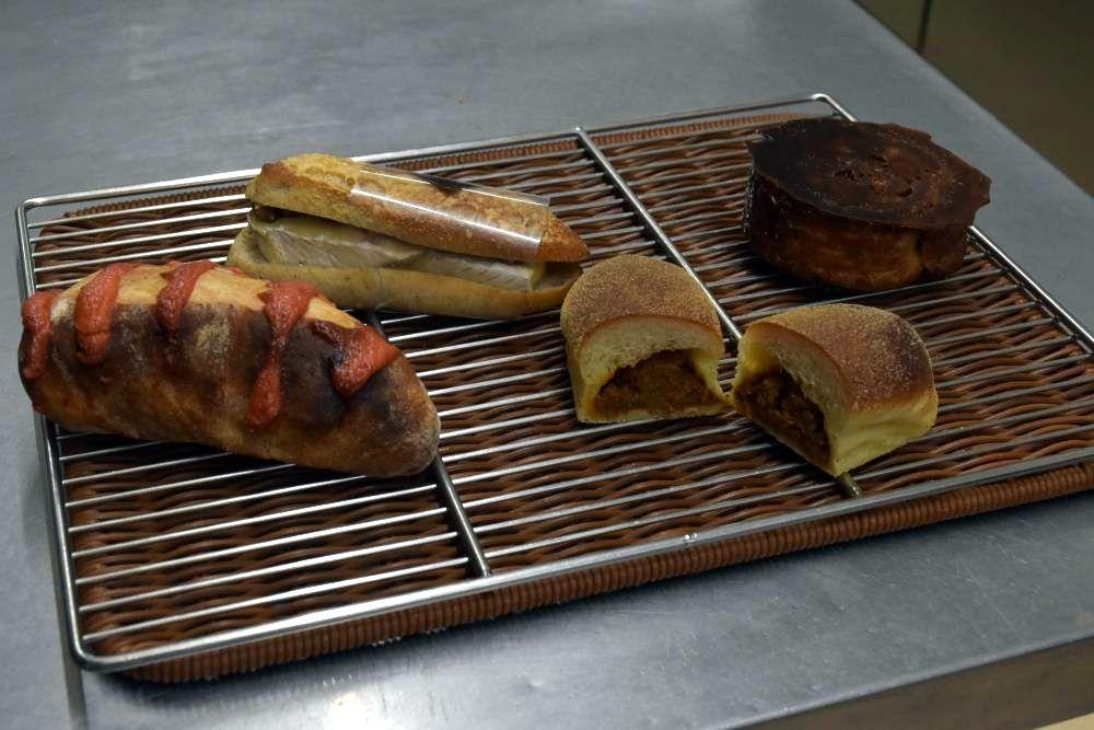 Morue(モリュ)、ライ麦サンド、焼きカレーパン、クイニーアマン(左から)