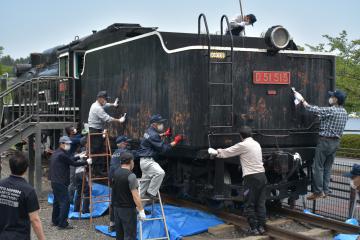 茨城新聞 デゴイチをきれいに 炭水車のさび取り 水戸