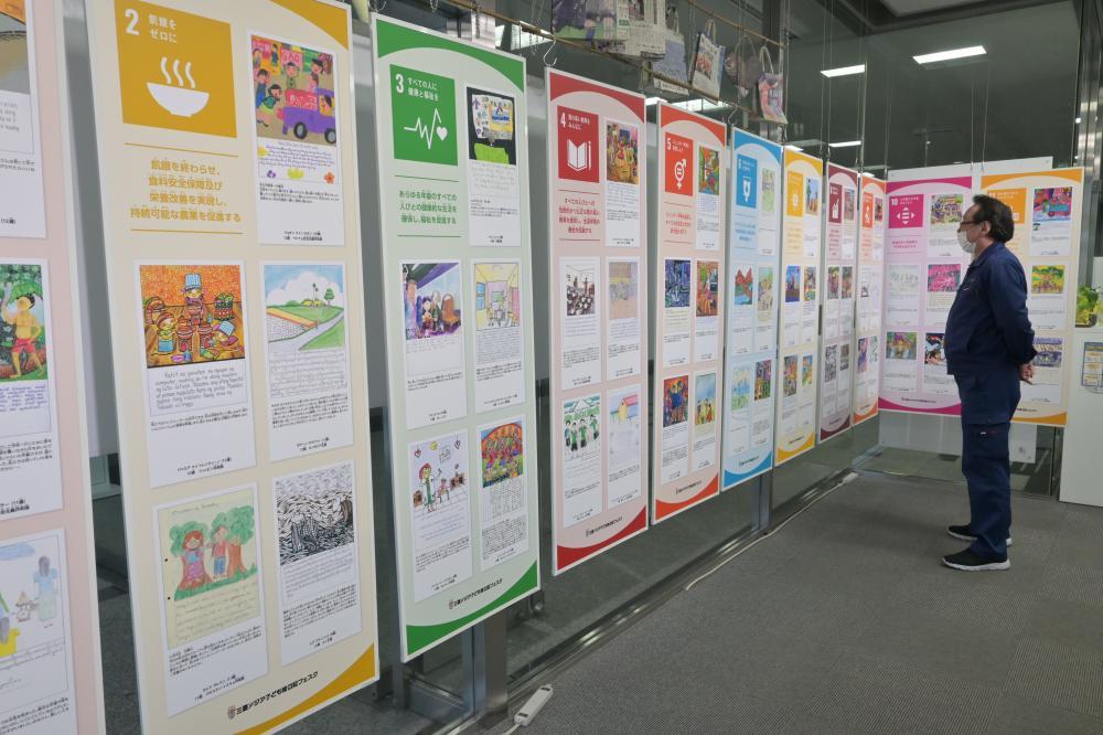 過去の入賞作品がSDGsの目標ごとに合わせて展示されている=水戸市南町
