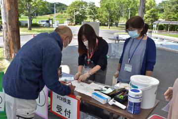 PCR検査を申し込む市民=常陸太田市稲木町