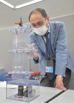 新技術の装置について説明する長縄弘親取締役CTO=県庁