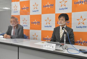 会見で聴取可能エリア拡大などについて説明する阿部重典社長(右)と北島重司会長=県庁