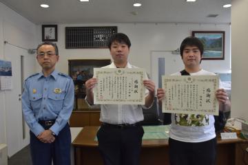 感謝状を贈られた福嶋光さん(右から)と石塚圭祐さん=牛久警察署