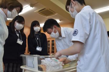 新生児のおむつ換えについて学ぶ生徒ら=土浦市真鍋