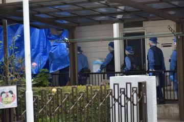 殺害された北田和彦さんが住んでいたアパートに入る捜査員ら=12日午前10時ごろ、千葉県我孫子市天王台