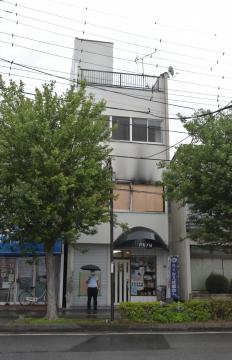 殺害された北田和彦さんが勤務していたマージャン店(ビル2階)。9日午前4時半ごろに火災があった=14日午後、千葉県我孫子市天王台