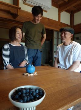 古民家カフェをオープンした岡野ファームの栗原智広さん(右)と妻良子さん、息子の康平さん=石岡市吉生