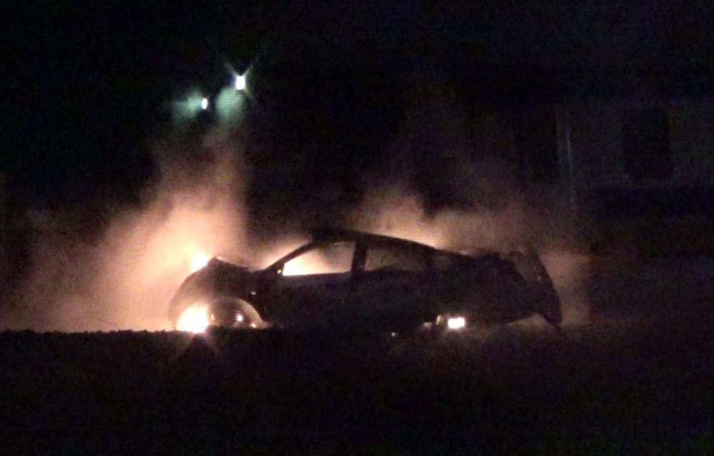 土浦市木田余の線路内で、JR常磐線の電車と衝突し炎上した乗用車=3月26日(住民提供)