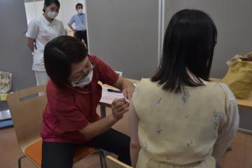 県立医療大の学生に新型コロナウイルスワクチンを注射する看護師=阿見町阿見