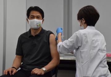 茨城新聞 コロナワクチン 茨城県職員 職域接種始まる 大井川知事 率先し進める