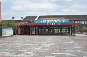 2018年度限りで廃止された砂沼サンビーチ。施設は取り壊されずに残っている=下妻市長塚乙