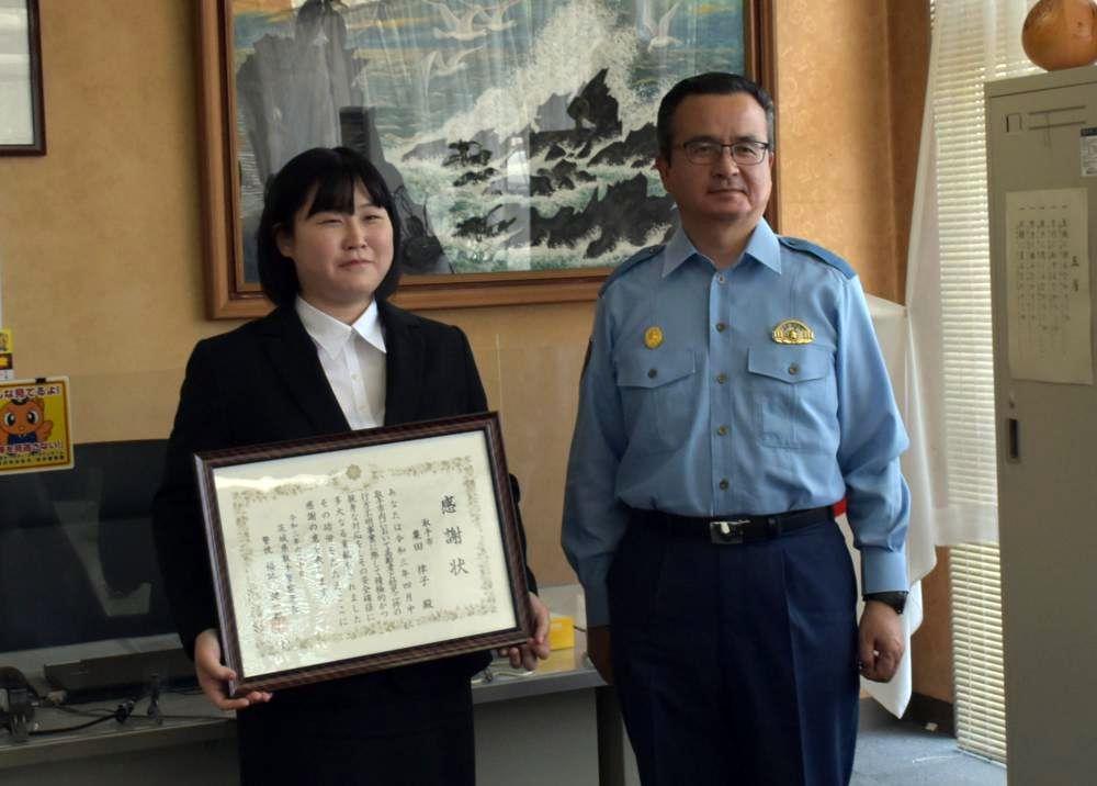 茨城新聞 女子大生お手柄 取手で1カ月間に2人保護 傘差さない高齢女性と泣く男児見つけ 警察署から感謝状