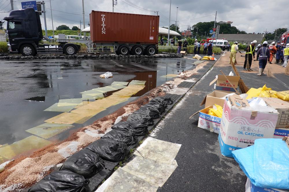 国道6号を走行中に積み荷の油を大量流出させた車両=24日午前11時8分、かすみがうら市市川の恋瀬橋