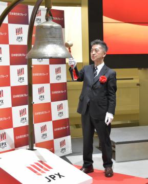 上場セレモニーで鐘を打つ日本電解の中島英雅社長CEO=25日午後、東京・日本橋兜町