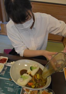 砂防ダムカレーを試食する県立常陸大宮高の生徒=常陸大宮市長倉