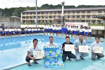 ボランティアでプールの修繕と塗装を行った須知大介さん(前列左から2人目)と中学時代の同級生たち=桜川市西飯岡
