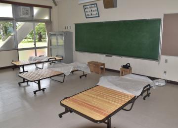 ベッドを入れて個室化を図った教室=常陸太田市中染町