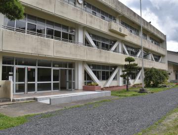 砕石を敷き進入路を整備して玄関はスロープに改修した=常陸太田市中染町
