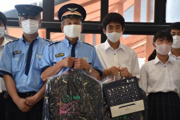 茨城新聞 大洗駅員に感謝の気持ち 制服クリーニング 水戸高等特別支援学校