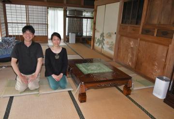 自宅の空き部屋を使って民泊を行っている菊地章雄さん(左)と早秋さん夫妻=行方市藤井